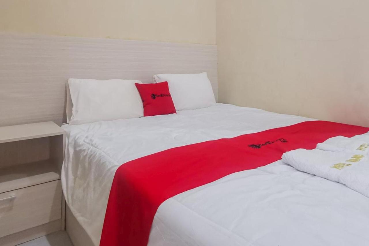 Reddoorz Near Pantai Pancer Door Pacitan Hotel Exterior photo